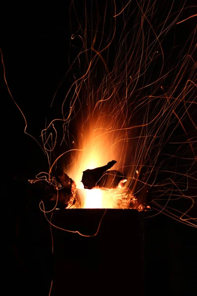 Płomienie Ognia Iskry Drewna Opałowego Płonącego Metalem Zewnątrz Kominka Nocy — Zdjęcie stockowe