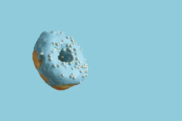 Пончики Покрыты Бледно Голубой Глазурью Посыпаны Жемчужными Сахарными Бусами Светло — стоковое фото