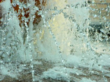 Şehir çeşmesine damlalar