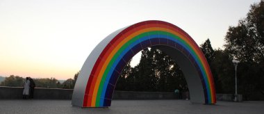 Şehir parkında gökkuşağı şeklinde heykel