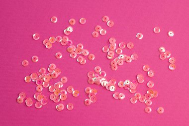 Pembe desenli arka plana serpiştirilmiş parlak pembe pullar, üst manzarayı kapatın.