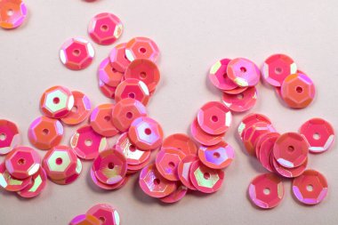 Parlak pembe pullar beyaz desenli arka plana saçılmış, üstteki makro fotoğrafı kapat.