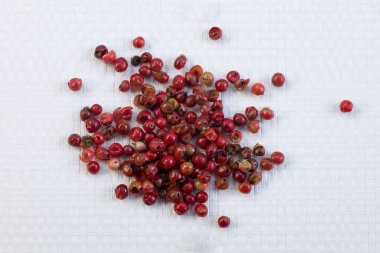 Açık beyaz desenli kesme tahtası arka plan görünümünde kırmızı ya da pembe biberler