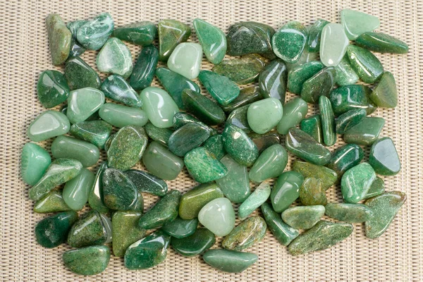 Macroshooting Natural Mineral Rock Specimen Tumbled Green Aventurine Gemstone Isolated — Foto de Stock