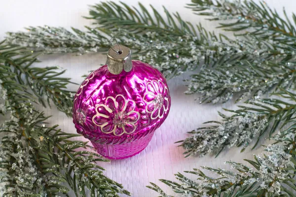 Mooie Roze Kerstbal Met Patronen Een Gezellige Licht Gebreide Achtergrond — Stockfoto