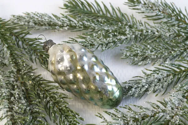 Kerst Decoratie Glas Dennenappel Vintage Stijl Lichte Textuur Boord Bovenaanzicht — Stockfoto
