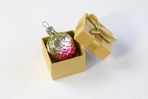 Nieuwjaar Kerstmis Concept Van Vakantie Decoraties Kleine Decoratieve Kerstaardbei Gouden — Stockfoto