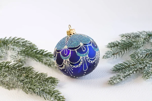 Belle Boule Noël Bleue Avec Des Motifs Sur Fond Texturé — Photo