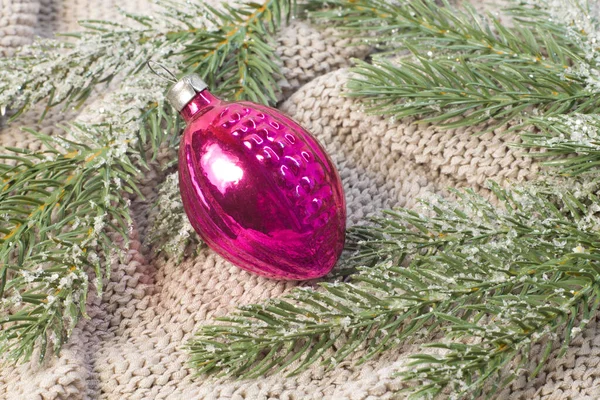 Cone de pinho de vidro de decoração de Natal em estilo vintage na placa texturizada leve — Fotografia de Stock