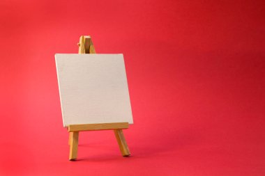 Parlak kırmızı arka planda minyatür sanatçılar için kolay. Sanat asgari kavram.