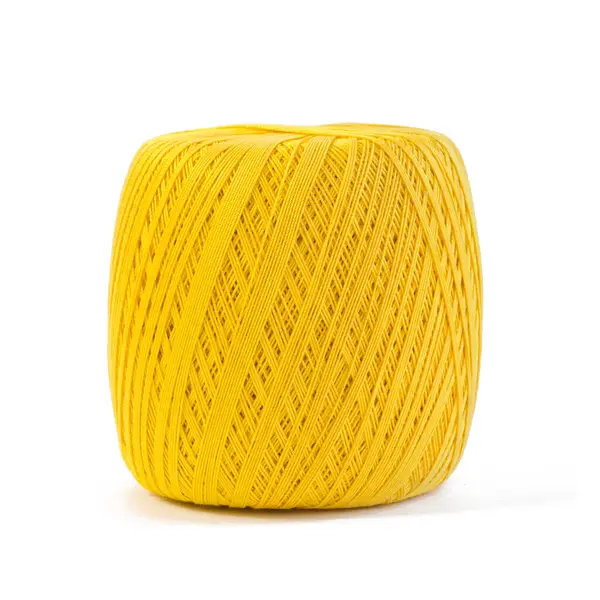 白い背景に孤立した黄色の糸のボール。手芸のバナーやプロモーションのためのウールのブーホ画像の糸 — ストック写真