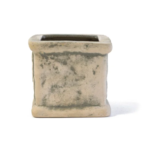 Глиняная ваза ручной работы с небольшим декором на белом фоне — стоковое фото