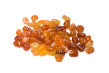 Kornelian jeot taşı güzel bir arka plan. Beyaz arkaplan görünümünde izole edilmiş güzel bir kristal taş.