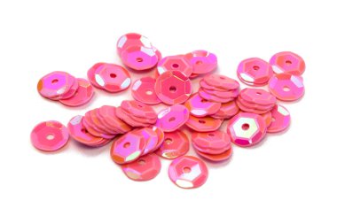 Parlak pembe pullar beyaz desenli arka plana saçılmış, üstteki makro fotoğrafı kapat.