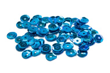 Parlak mavi pullar beyaz desenli arka plana saçılmış, üstteki makro fotoğrafı kapat.