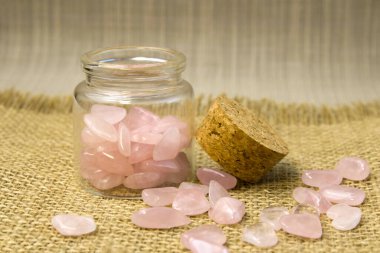 Parlak pembe arka planda birkaç parça parlak pembe kuvars. En düşük renk hala yaşam fotoğrafçılığı üst görünümü