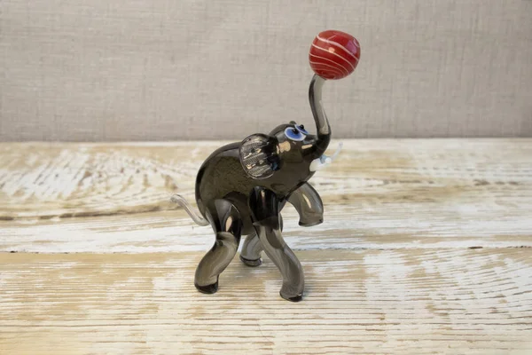 Svart Glas Elefant Figur Grov Trä Bakgrund Framsida — Stockfoto