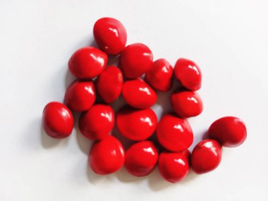 Saga Tohumu Acacia fasulyeleri kırmızıya boyandı