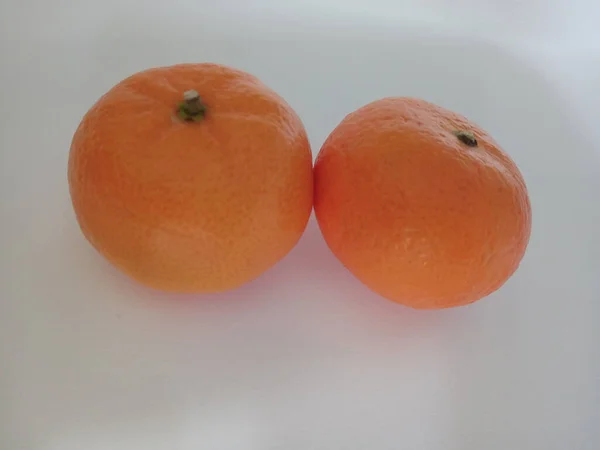 Zwei Kleine Orange Mandarinen — Stockfoto