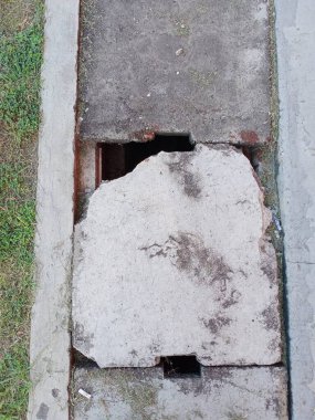 Oluklar ve çatlak oluklar fotoğrafları kapatıyor.