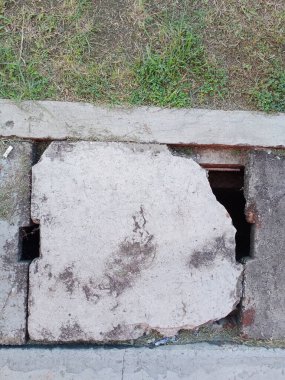 Oluklar ve çatlak oluklar fotoğrafları kapatıyor.