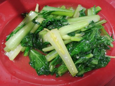 Kırmızı tabakta yeşil sebze