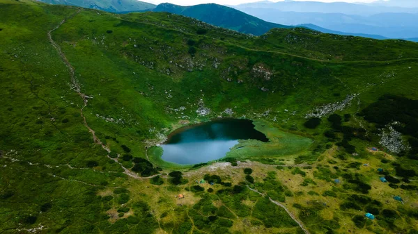 近くのカルパティア湖ブレベンスケルクと岩の多い地形,観光のための魅力的な場所,モンテネグロの尾根上のウクライナのカルパティアの最高の湖. — ストック写真