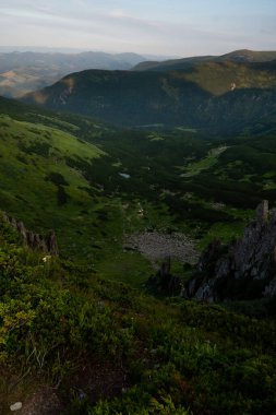 Gün batımında Spitz dağları. Ukrayna. Karpatlar tırmanır