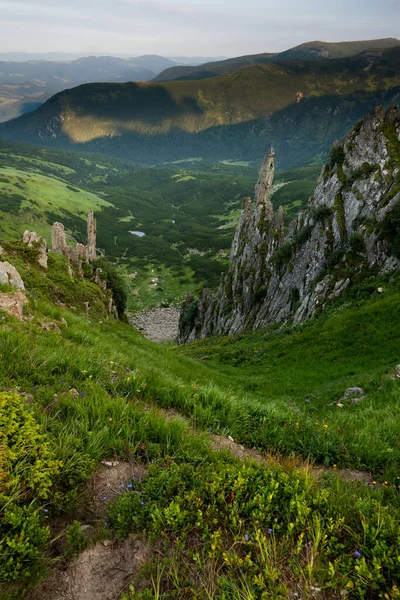 Montagnes Spitz au coucher du soleil. Ukraine. Montage des Carpates Photo De Stock