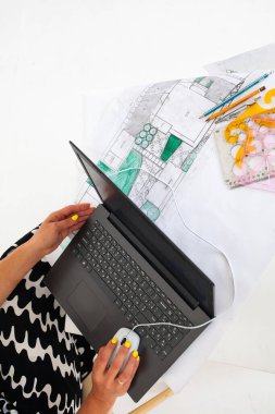 Desk of Architecture ve Engineer Designer ofiste masa üzerinde plan ile planlama. Başlangıç inşaat projesi nden önce tablet ile çalışma sayfalarında Taslak ve Tasarım.