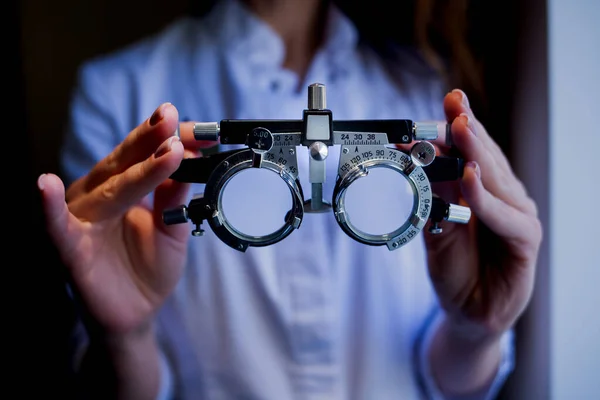 Telaio di prova - occhiali da vista attrezzature in mani doktor — Foto Stock