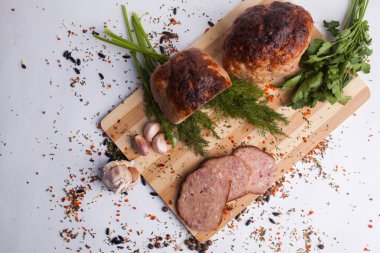 Biberiye ve domatesli ahşap bir tahtada doğranmış domuz eti.