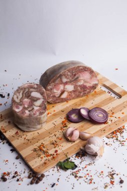 Patates salatalı et sosisi.