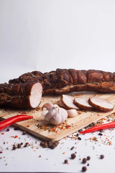 Gehakt Varkensvlees Een Houten Plank Met Rozemarijn Tomaten Geïsoleerd — Stockfoto