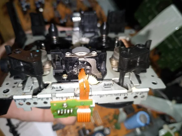 盒式磁带甲板的拉带机构 录音机修理 — 图库照片
