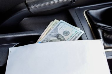 Arabanın içinde bir tomar para var. Arabanın içinde bir tomar para var..