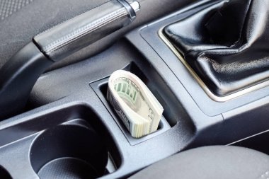 Arabanın içinde bir tomar para var. Arabanın içinde bir tomar para var..