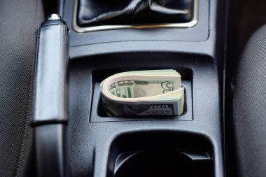 Arabanın içinde bir tomar para var. Arabanın içinde bir tomar para var..