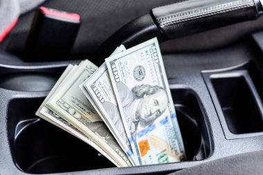 Arabanın içinde bir tomar para var. Arabanın içinde bir tomar para var..