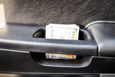 Arabanın içinde bir tomar para var. Arabanın içinde bir tomar para var..