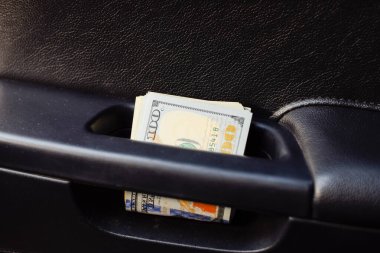 Arabanın içinde bir tomar para var. Arabanın içinde bir tomar para var..