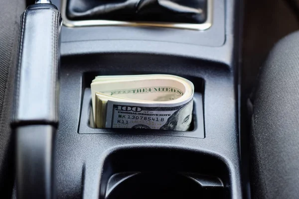 Ein Paar Dollars Auto Ein Paar Dollars Auto — Stockfoto