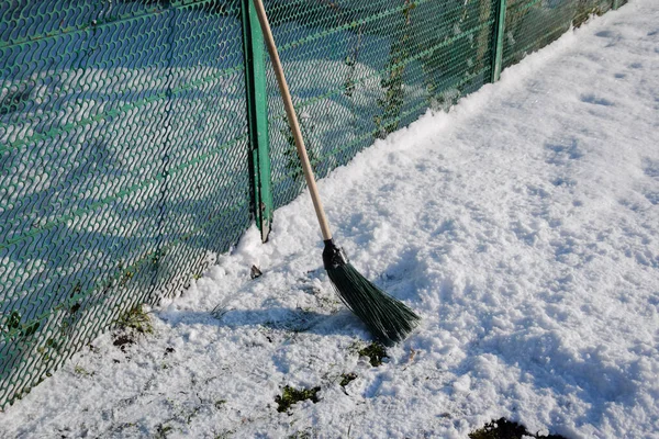 Miotła Zamiatania Śniegu Zamiatać Śnieg Miotłą — Zdjęcie stockowe