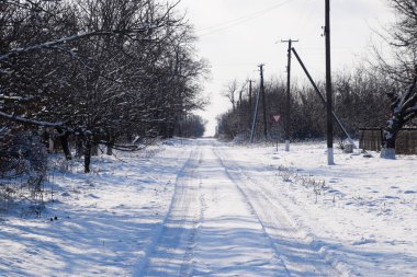 Köyde kış, Rus Kazak köyünde karla kaplı bir sokak..