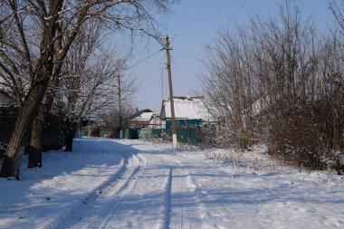 Köyde kış, Rus Kazak köyünde karla kaplı bir sokak..