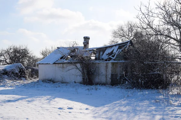 Starý Zničený Dům Vesnici Zimě Sníh Dvoře — Stock fotografie