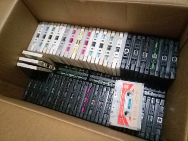 Ses kaseti kutusu. Kutusunda film olan bir sürü kaset..