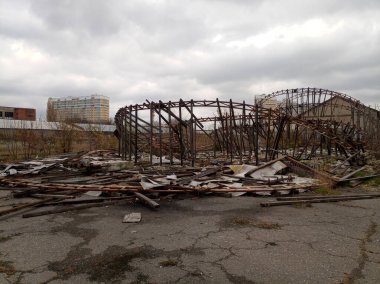 Yanmış hangar. Yangından sonra hangarın çerçevesi. Her şey yandı..