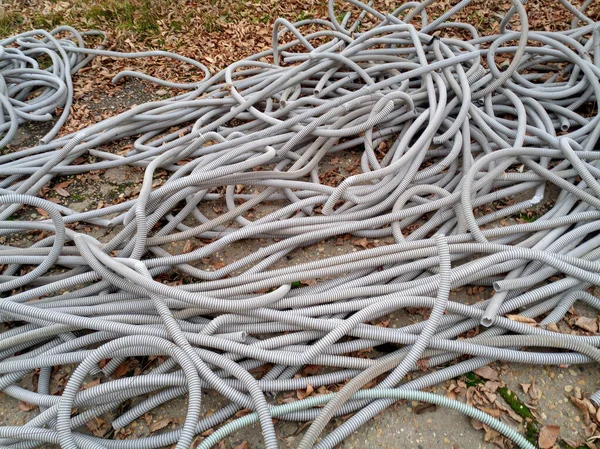 Elektrik Kabloları Için Kanalize Borular Yerdeki Bir Yığın Içinde Yatıyor — Stok fotoğraf