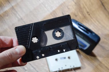 Ses kaseti. Retro müzik medyumu, ses kaydedici için kompakt kaset bir adamın elinde ses kaseti. Retro ses.